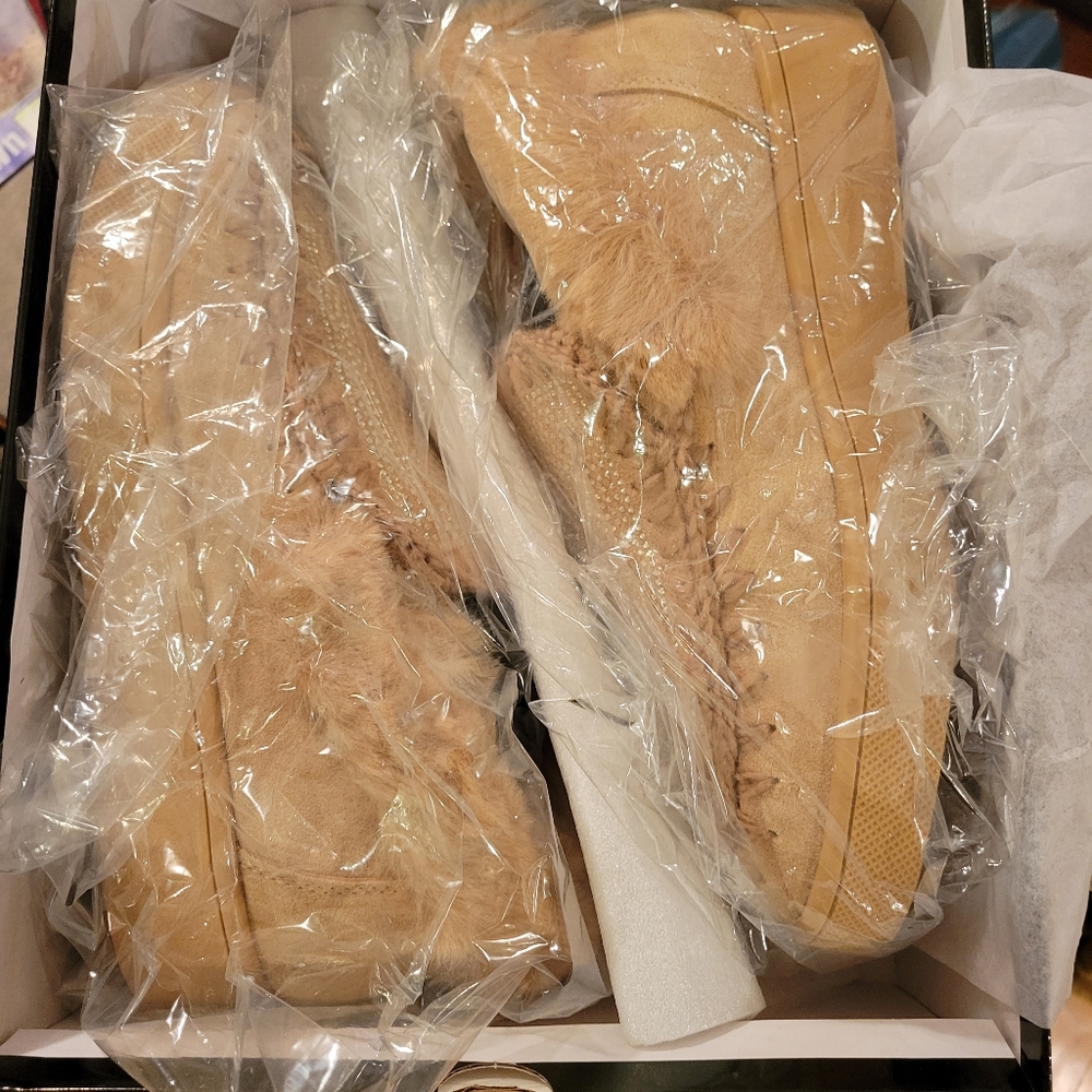Brand New! Blondo Ava Waterproof Faux-Fur & Suede Mocassin Sneakers - Picture 4 of 5